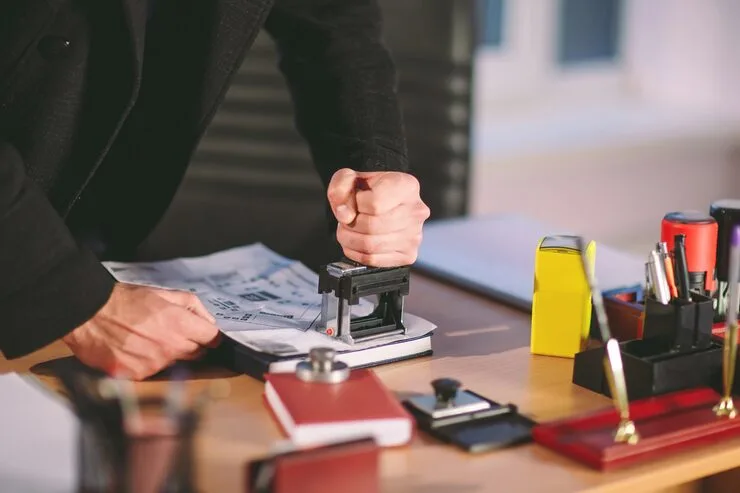 concept-thief-steals-office-spy-office_109285-5565